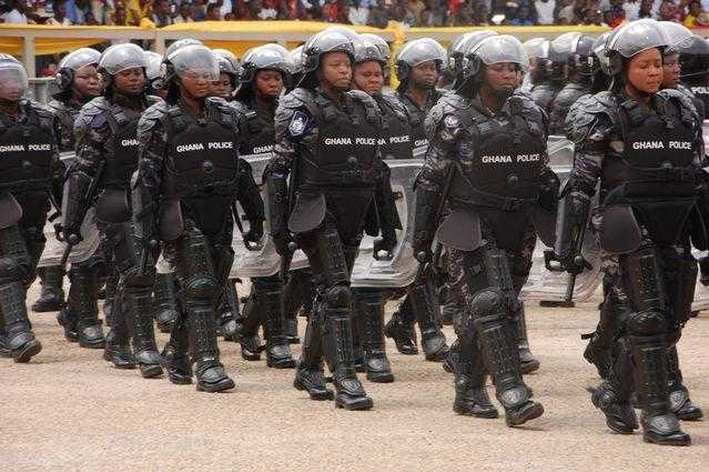 Mujeres de la policía vestidas con armadura de cuerpo completo en el desfile