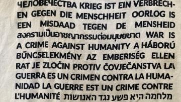 La declaración de la IRG "la guerra es un crimen contra la humanidad" en varios idiomas