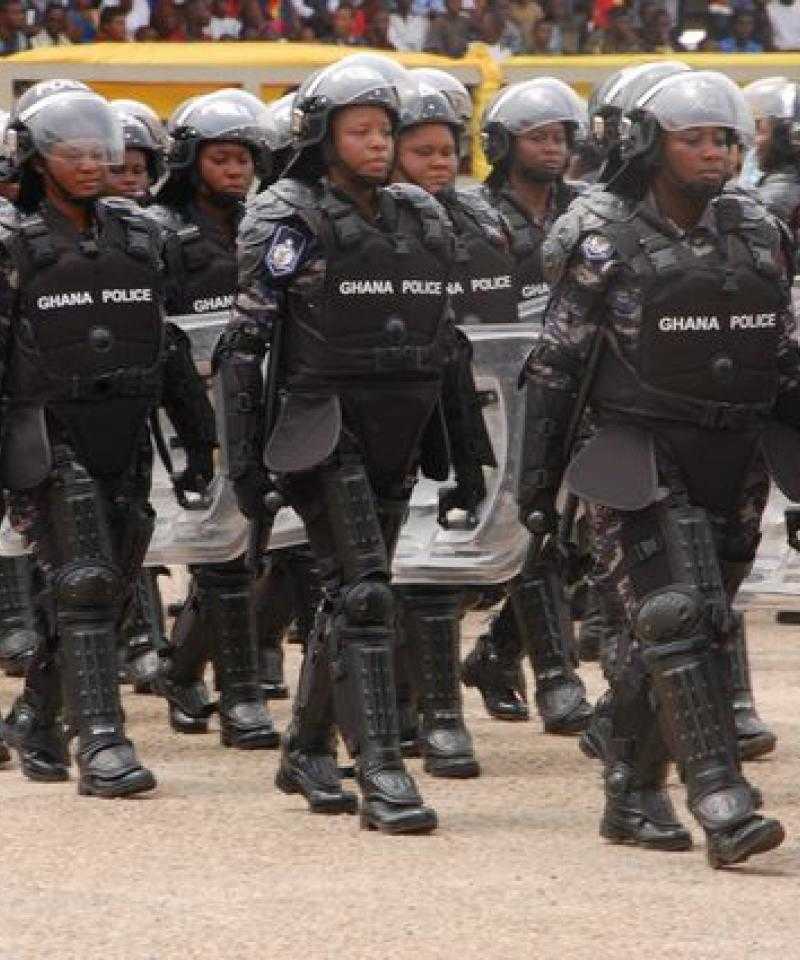 Mujeres de la policía vestidas con armadura de cuerpo completo en el desfile