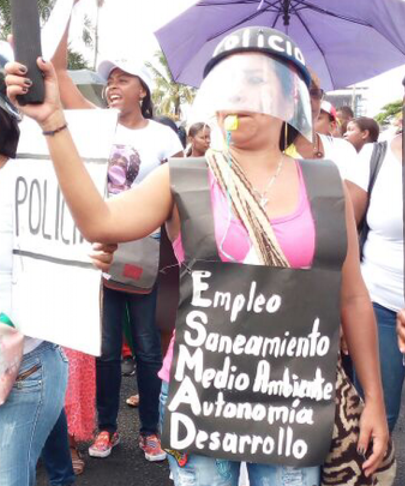 Des manifestants à Buenaventura, en Colombie, vêtus de faux vêtements de police.