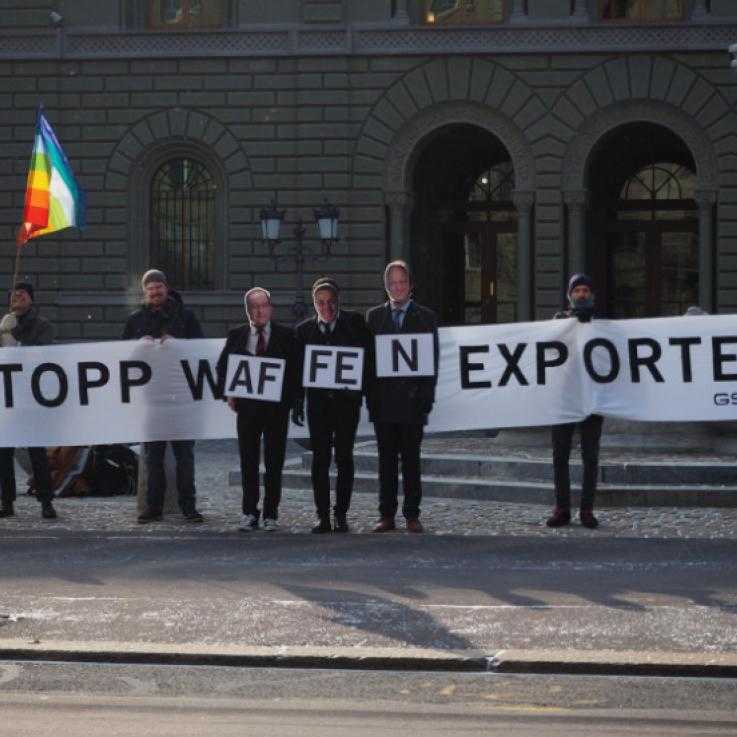 Activistas de GSoA junto a una pancarta que reza «Paremos la exportación de armas»