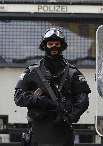 Un policía enmascarado y fuertemente armado en Austria