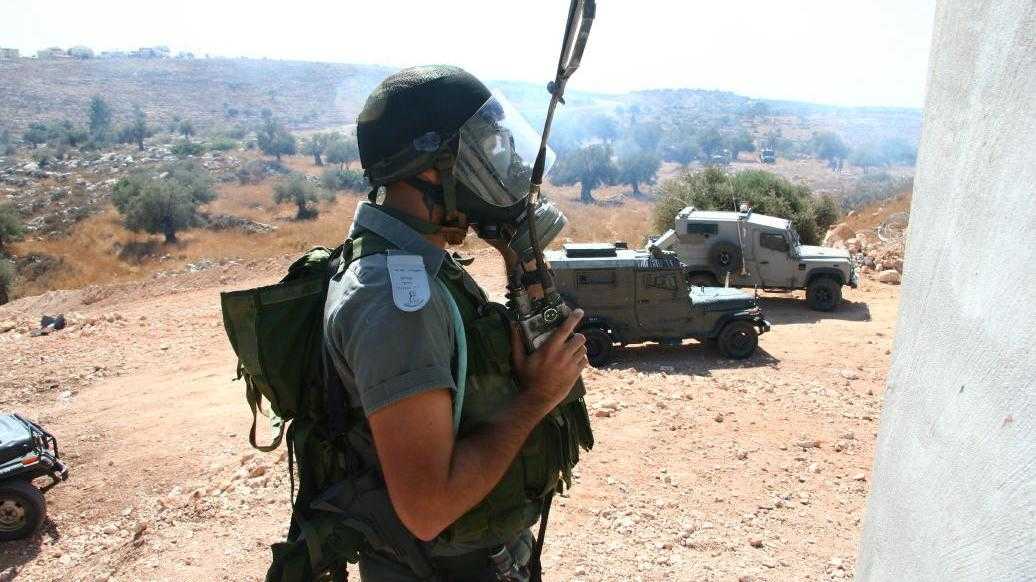 Un membre de la police des frontières Israëlienne portant un masque à gaz. Source: wikimedia, CC2.0