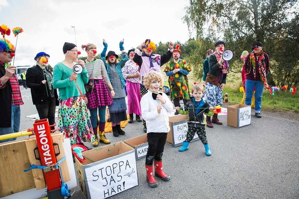 Eine Clown-Blockade außerhalb einer schwedischen Militärbasis