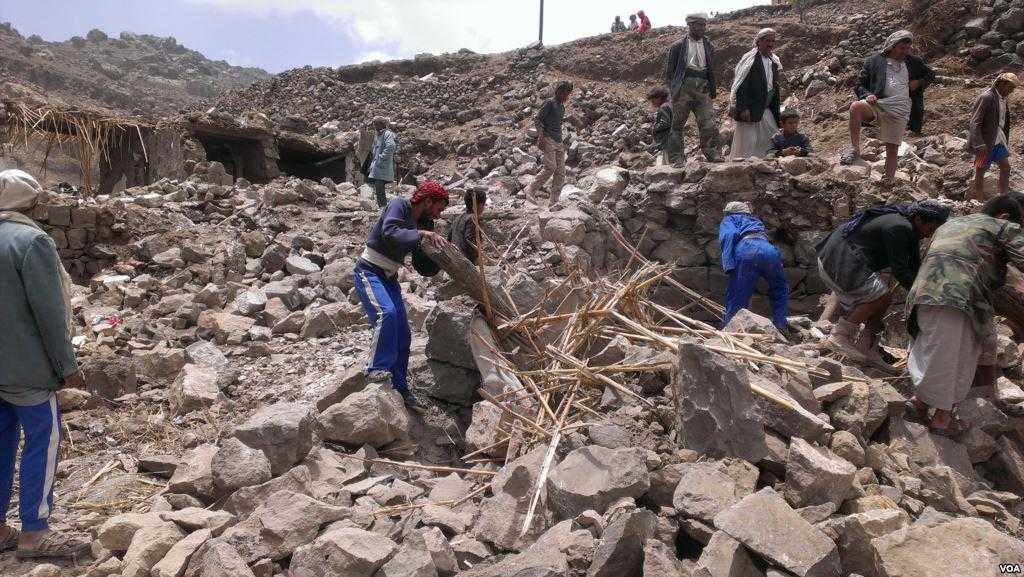 Yemeni's search rubble after a bombing