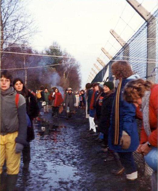 El 12 de diciembre de 1982, 30.000 mujeres se tomaron de la mano alrededor del perímetro de 9,7 km de la base militar de Greenham Common.
