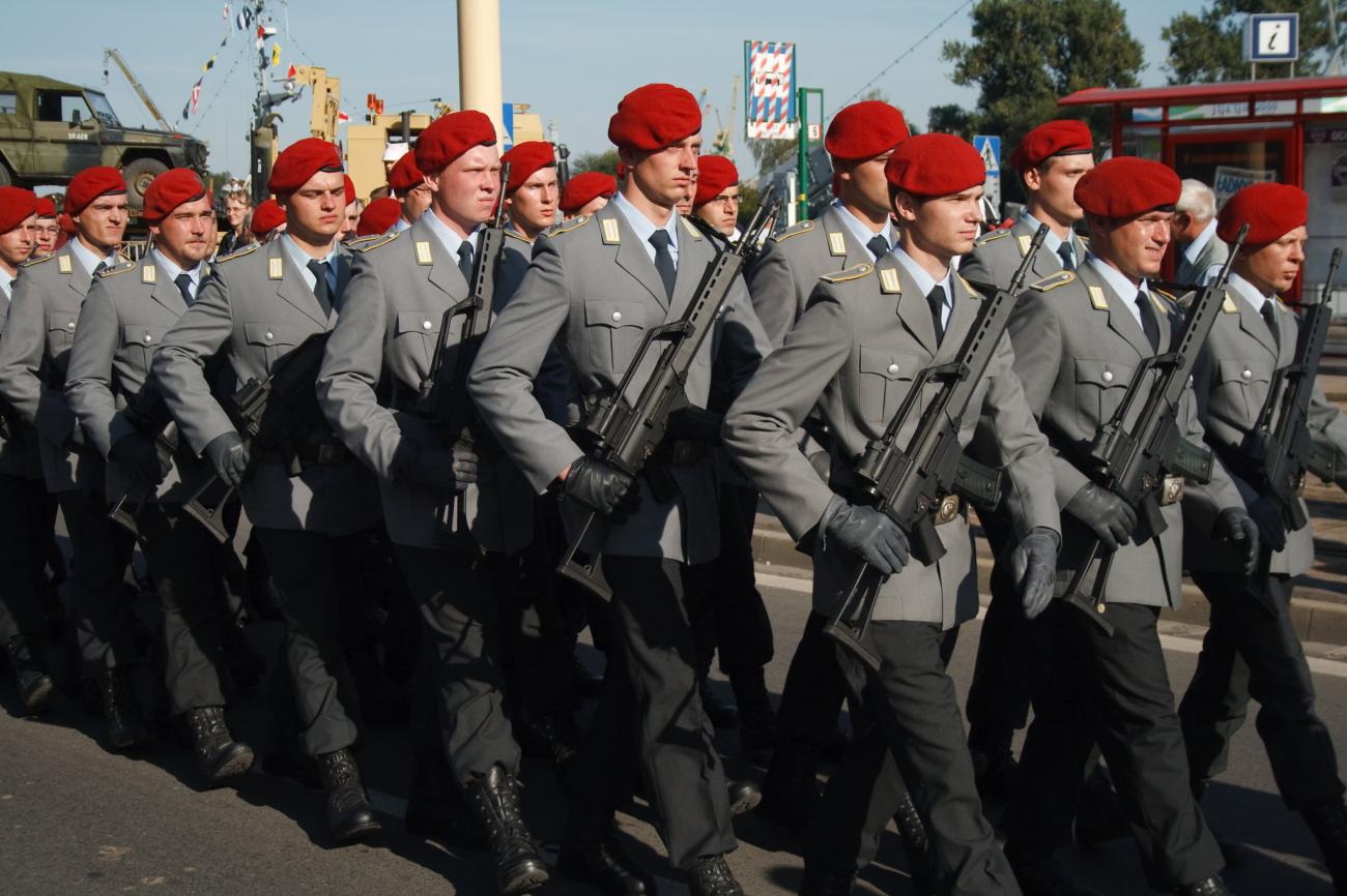 Soldados alemanes en un desfile militar
