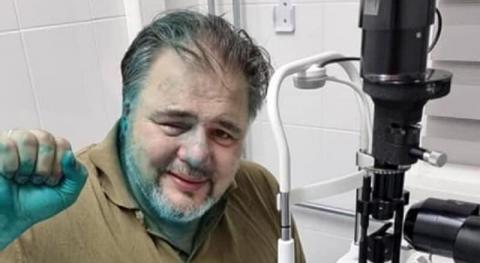 Ruslan Kotsaba recibiendo tratamiento después de ser atacado