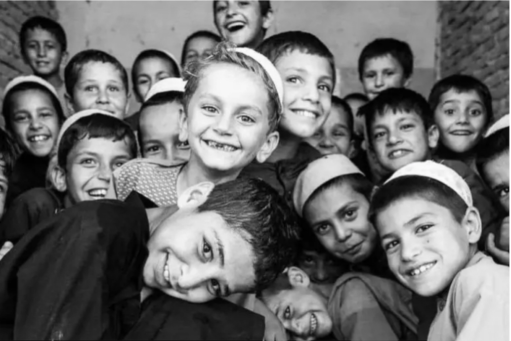 Un grupo de niños que trabajaron con los Voluntarios de Paz Afganos