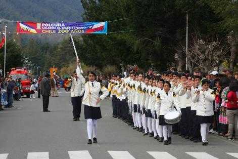 Studenten eines Colleges in Tucapel, Zentralchile, die 2010 in einer Armeeband marschieren, um 200 Jahre chilenische Unabhängigkeit zu zelebrieren. Ähnliche Märsche fanden in fast allen Teilen Chiles statt (Quelle - Claudio Jofré Larenas)