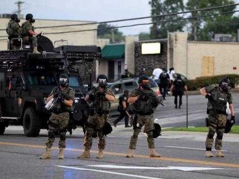 Militarised police in the USA respond to protests in Ferguson