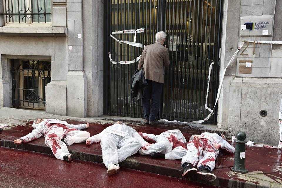 Los activistas vierten pintura roja frente a las puertas de la Agencia Europea de Defensa 