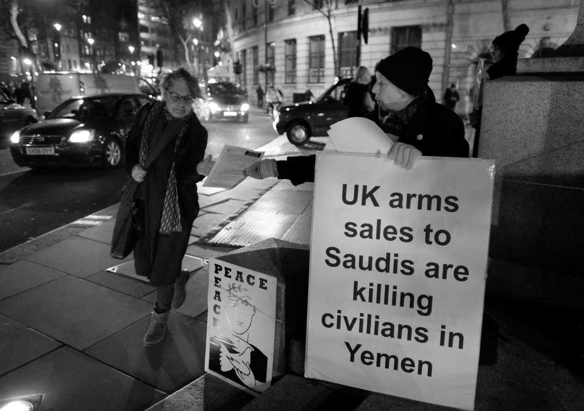 Mujeres de Negro Londres protestan contra la venta de armas a Arabia Saudí. Crédito: Alisdare Hickson