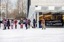 Finnische Aktivisten protestieren außerhalb eines Armee-Rekrutierungszentrums