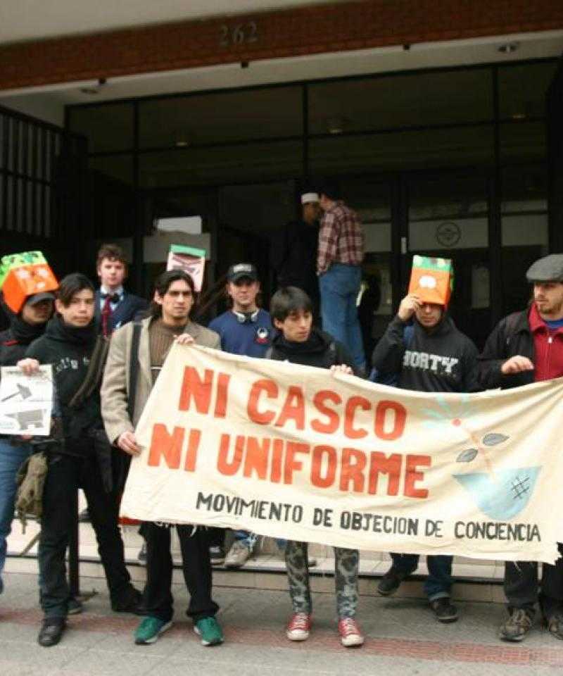 Ni Casco Ni Uniforme - Jovenes contra el servicio militar obligatorio realizan Declaración de objeción de conciencia,  Santiago de Chile.