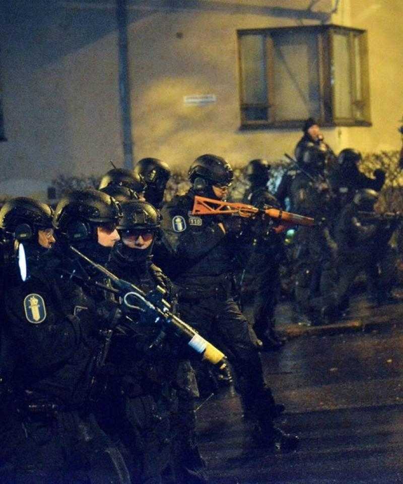 La policía armada con el arma antidisturbios FN-303