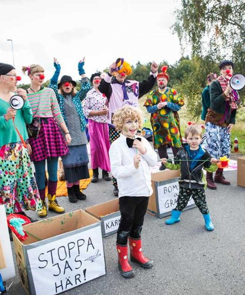 Eine Clown-Blockade außerhalb einer schwedischen Militärbasis