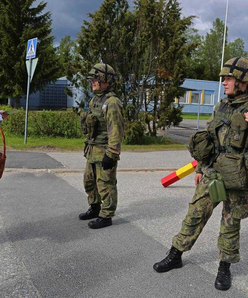 Aktivist nähert sich bewaffneten Soldaten
