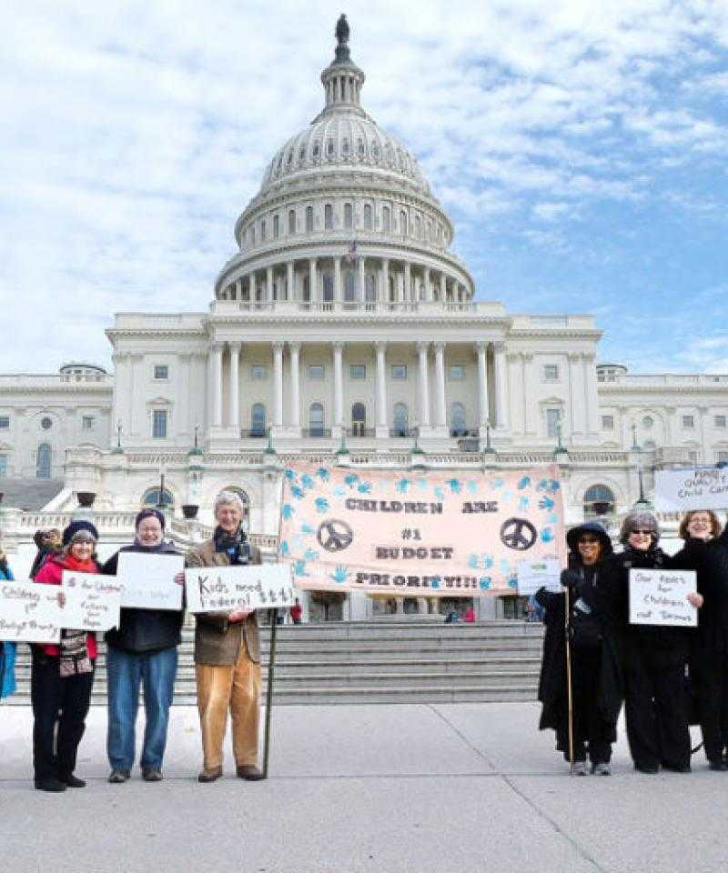 P.E.A.C.E.-Mitglieder protestieren in Washington D.C.