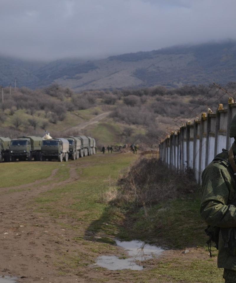 Un soldado de la base militar de Perevalne en Crimea