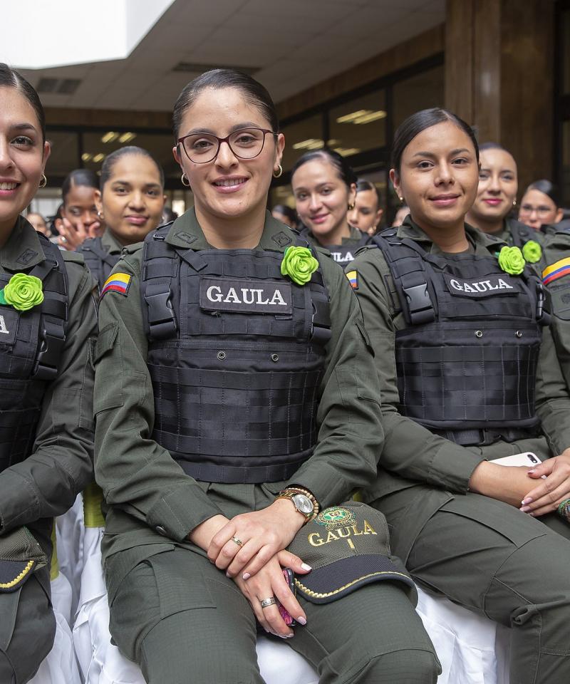 Tres mujeres policías sonriendo