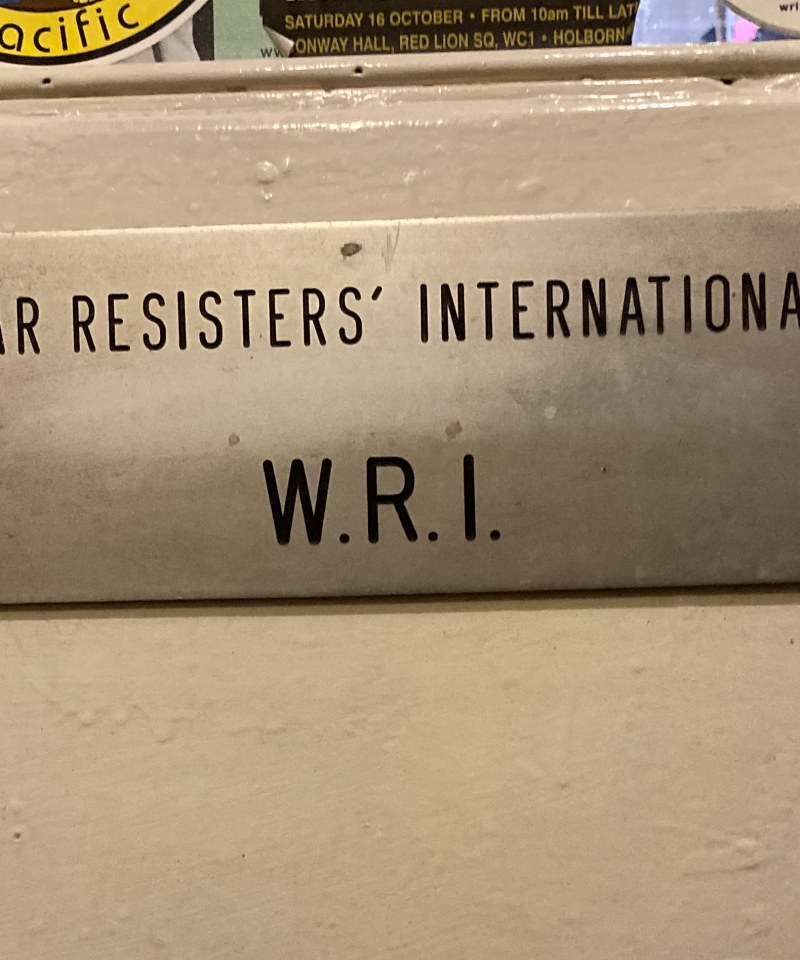 La placa de identificación de la IRG en la puerta de la oficina
