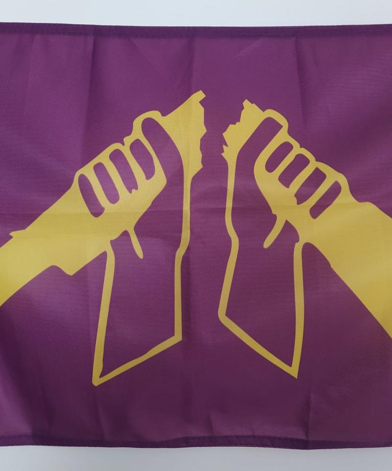 Une bannière violette avec un fusil cassé jaune