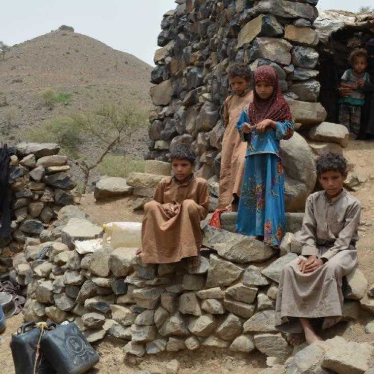 Enfants au Yémen debout à l'extérieur de la maison