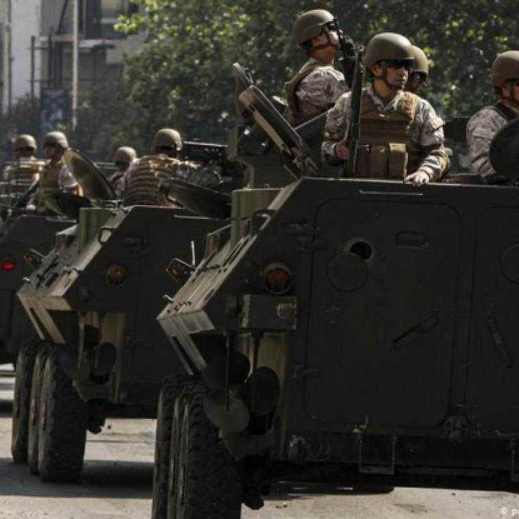 Soldados chilenos en tanquetas blindadas