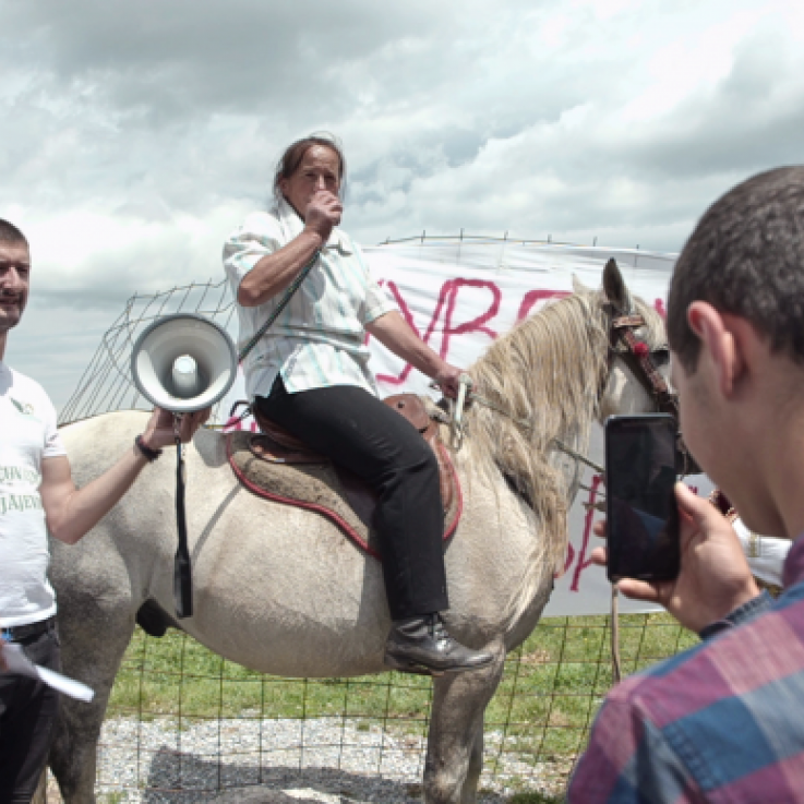 La gente participa en una protesta en Sinjajevina. Un participante va a caballo.